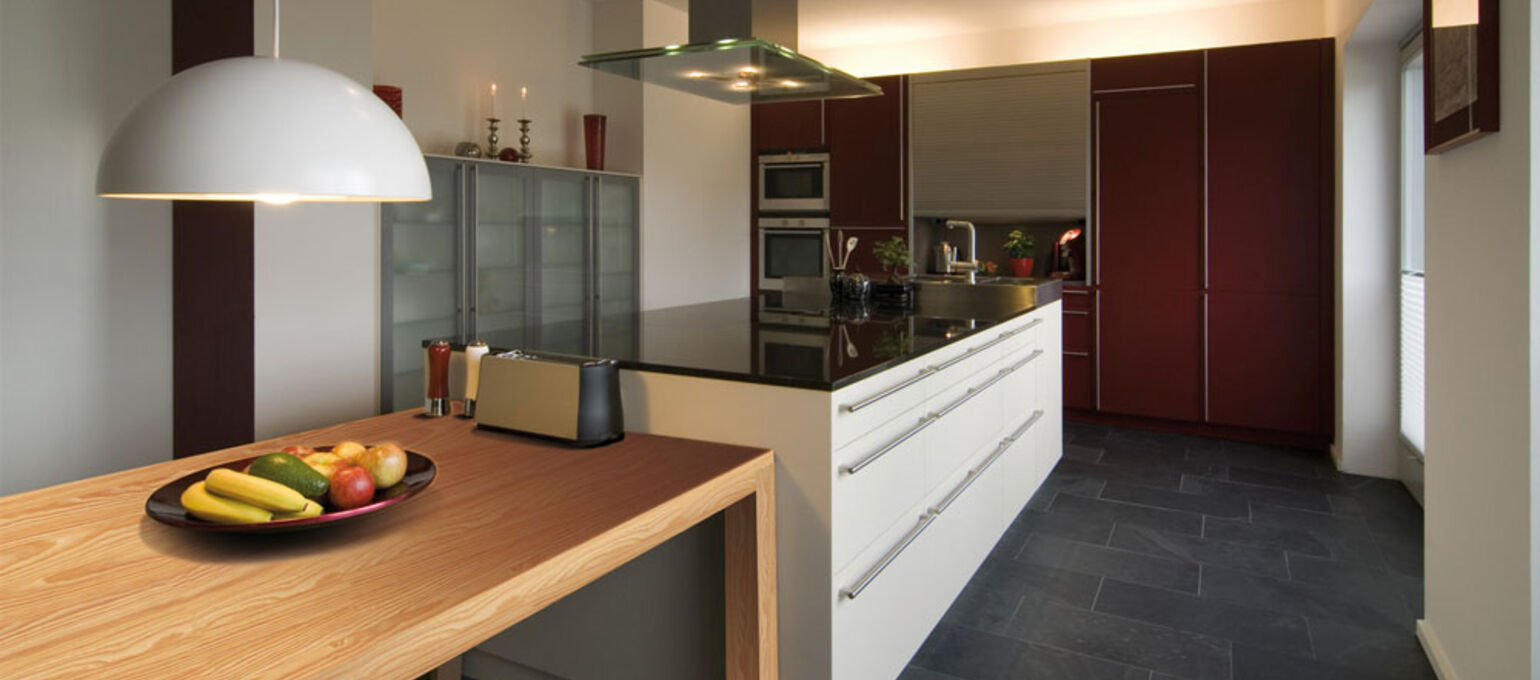 Кухонный гарнитур в пленке для мебели с имитацией клена