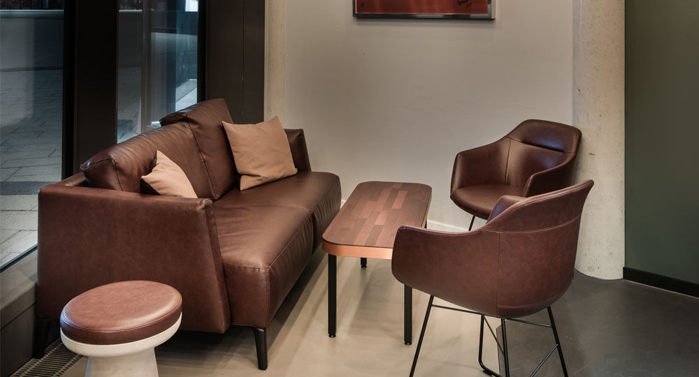 Piel sintética de skai® en beige y marrón para muebles tapizados