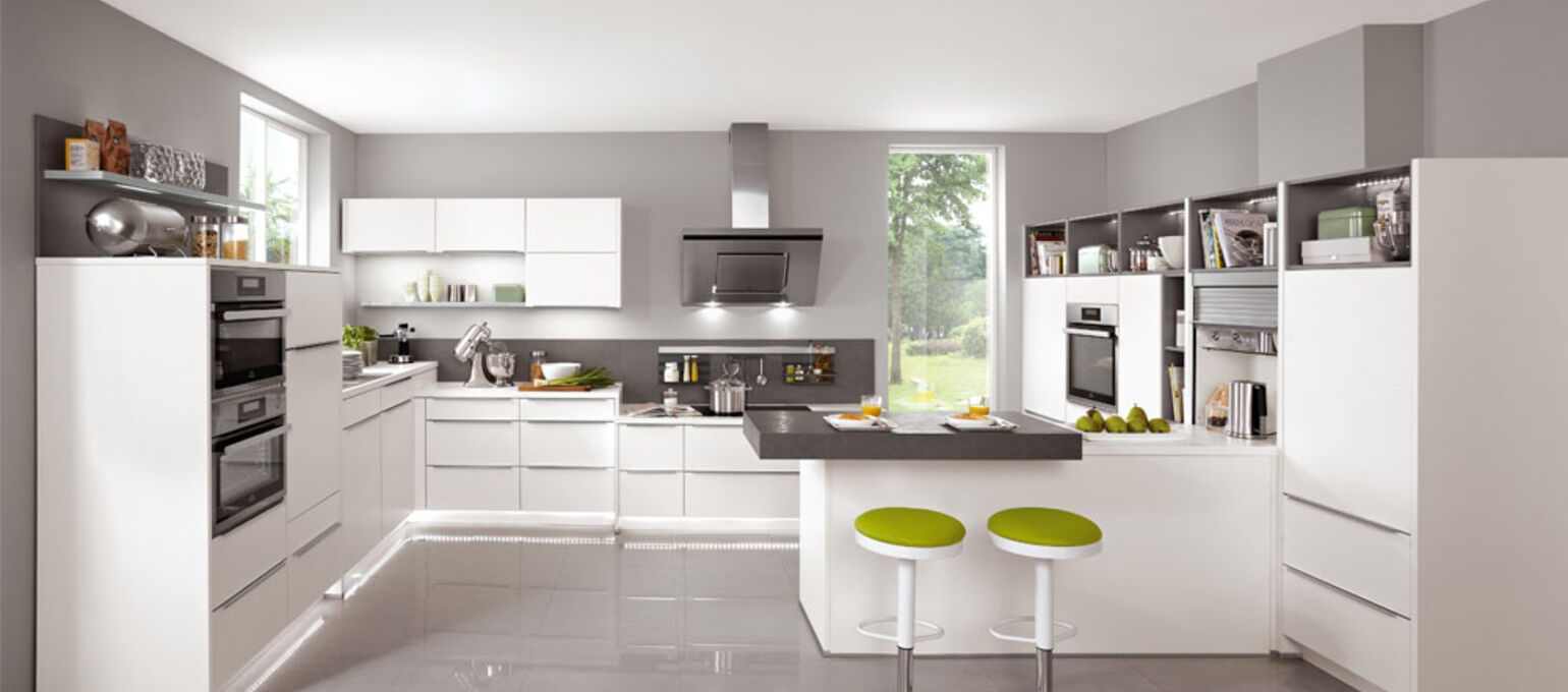 Пленка белого и светло-бежевого цветов для кухонной мебели