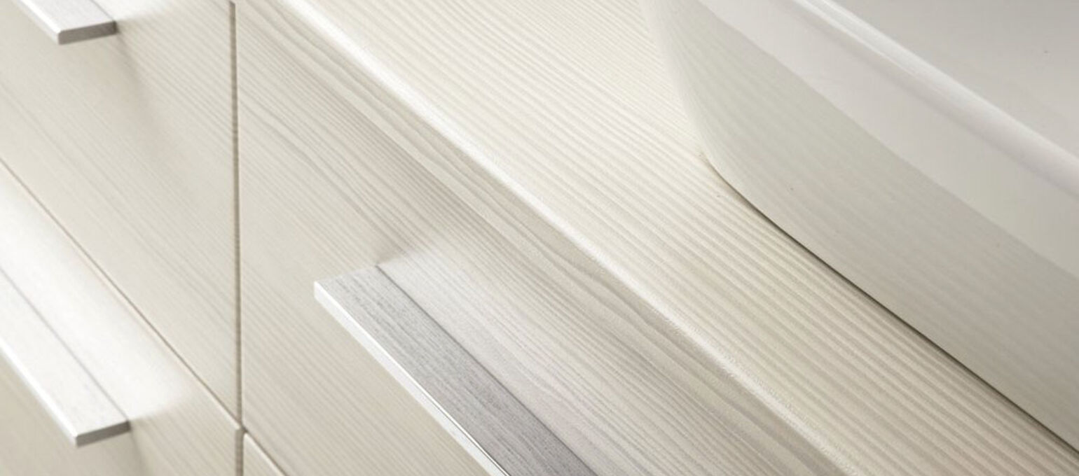 Пленка белого и светло-бежевого цветов для мебели ванной комнаты