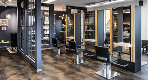 skai® artificial leather in gold as a wall element in a hairdressing salon 