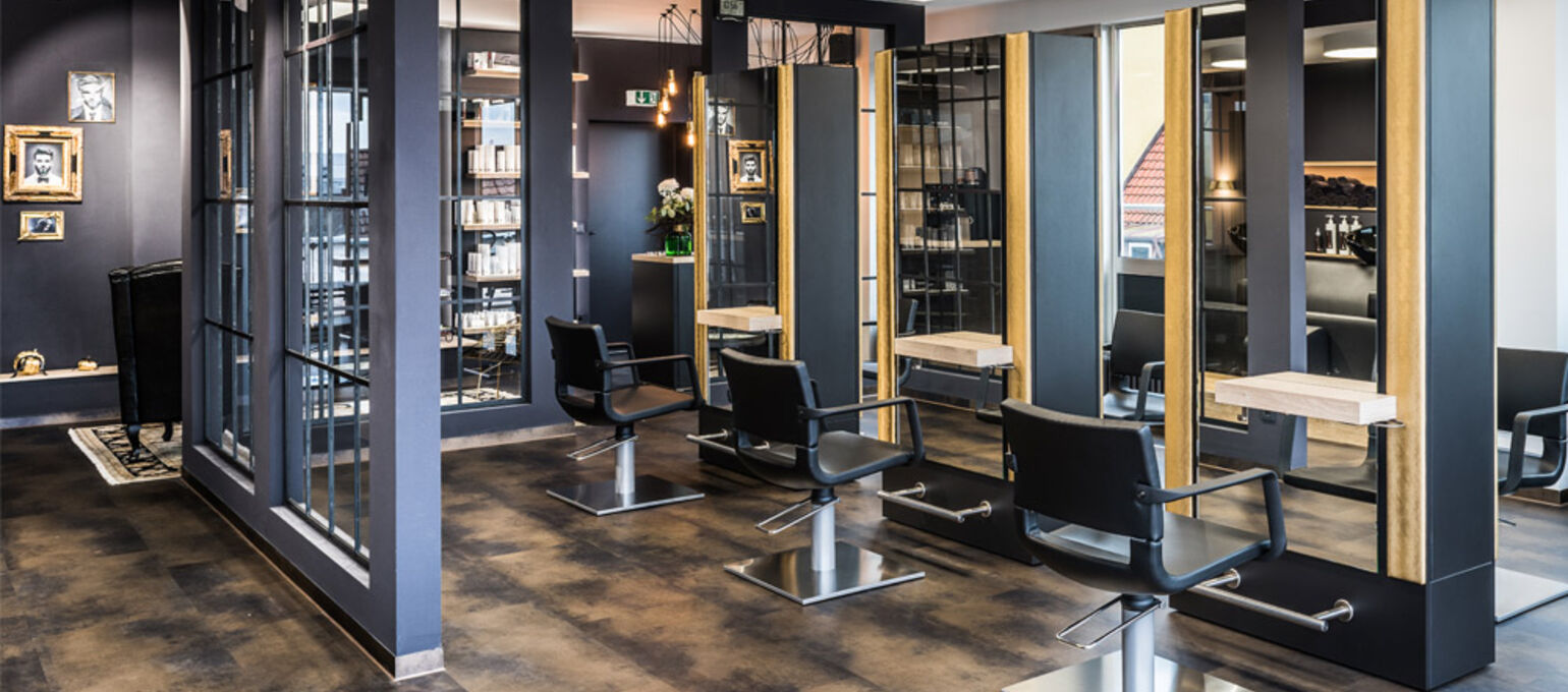 skai® artificial leather in gold as a wall element in a hairdressing salon 