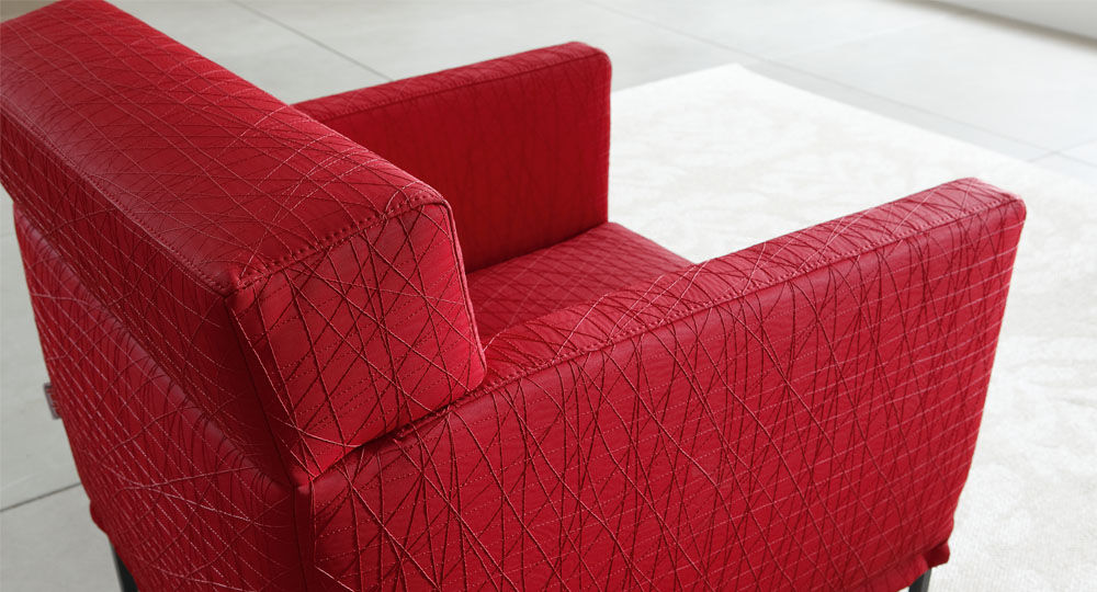 Искусственная кожа Skai® красного и фиолетового цвета для мягкой мебели