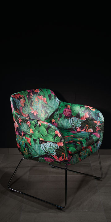 Кресло, обитое искусственной кожей с популярным тропическим принтом 