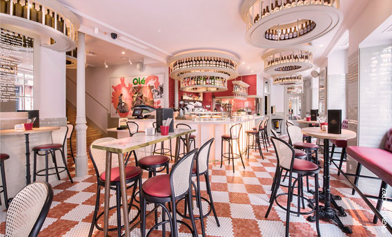 [Translate to Russisch:] Restaurantstühle bepolstert mit Kunstleder skai Pavinto carmine im Restaurant El Clásico, Madrid